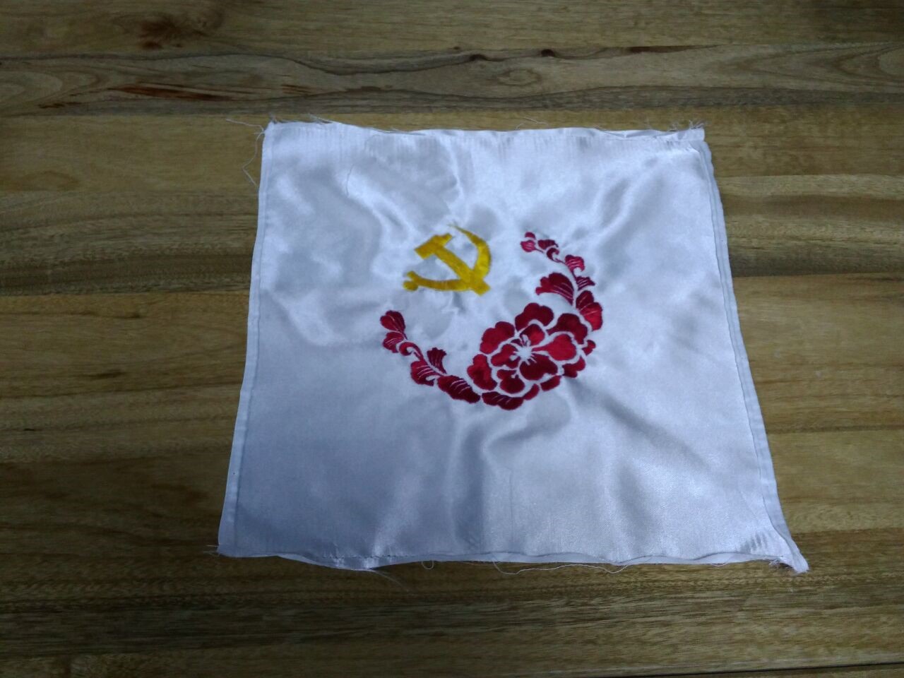 蜀绣"党徽"七步菜园这是中华民族传统美德和优秀文化的传承,这也是"大